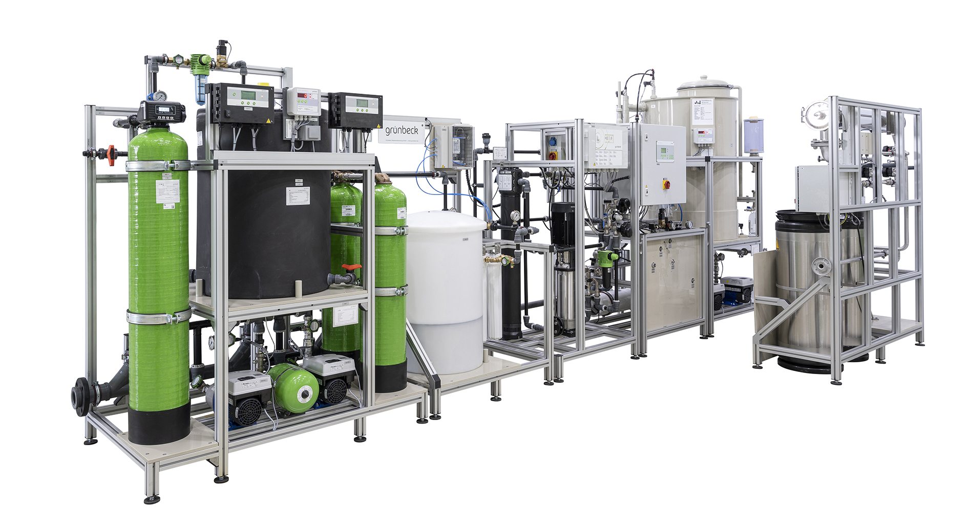 Wasseraufbereitungsanlage mit grünen und weißen Tanks steht in einem industriellen metallischem Rahmen, umgeben von Rohren und Bedienelementen.