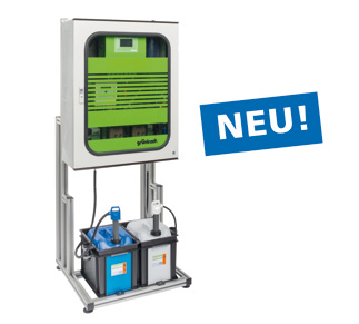 Eine Desinfektionsanlage auf einem silbernen Gestell; daneben ein blaues Schild mit der Aufschrift "NEU!".